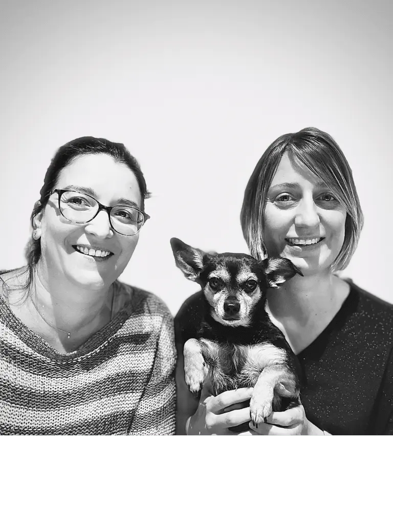 Alexandra et Amandine, toiletteuses du salon O Natur'Elles, avec un petit chien