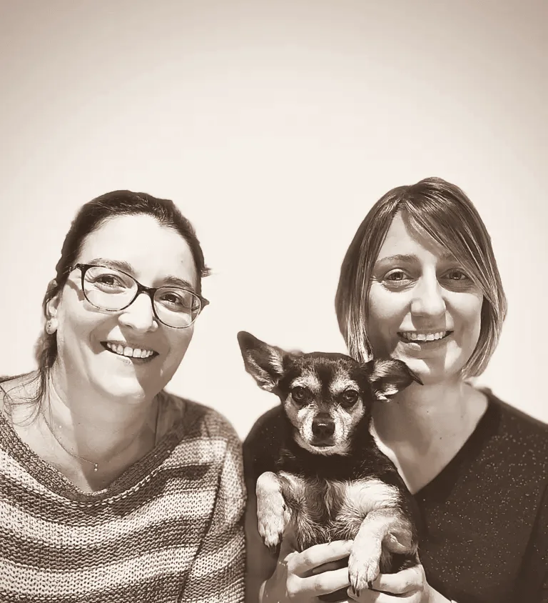 Alexandra et Amandine, les deux associées du salon de toilettage O Natur'Elles à L'Arbresle, avec un petit chien