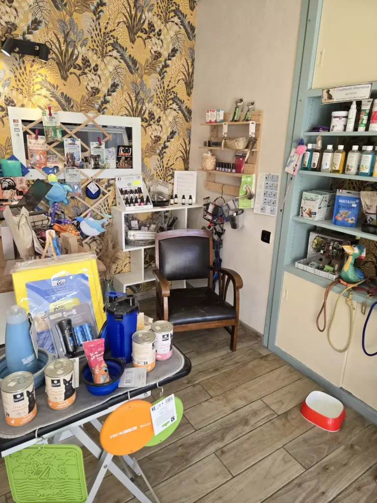 Espace boutique du salon : accessoires, soins et alimentation naturelle